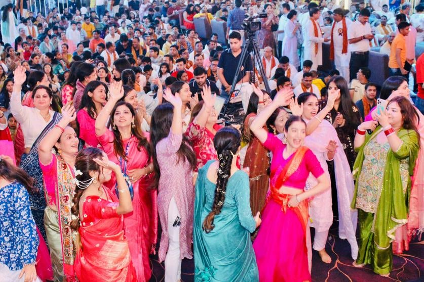 इस्कान पानीपत द्वारा जन्माष्टमी महोत्सव पर लड्डू गोपाल का दुग्ध अभिषेक करते समिति सदस्य। स्रोत