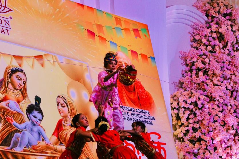 इस्कान पानीपत द्वारा जन्माष्टमी महोत्सव पर लड्डू गोपाल का दुग्ध अभिषेक करते समिति सदस्य। स्रोत