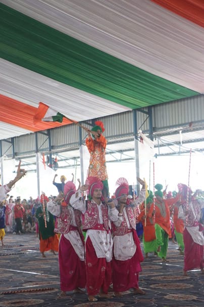 जगाधरी अनाज मंडी में ध्वजारोहण करते मंत्री अनिल विज। संवाद