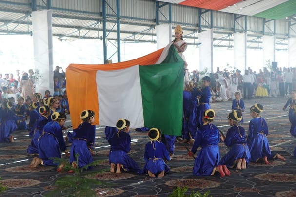जगाधरी अनाज मंडी में ध्वजारोहण करते मंत्री अनिल विज। संवाद