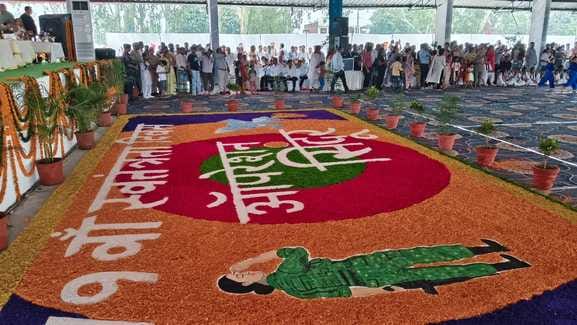 जगाधरी अनाज मंडी में ध्वजारोहण करते मंत्री अनिल विज। संवाद