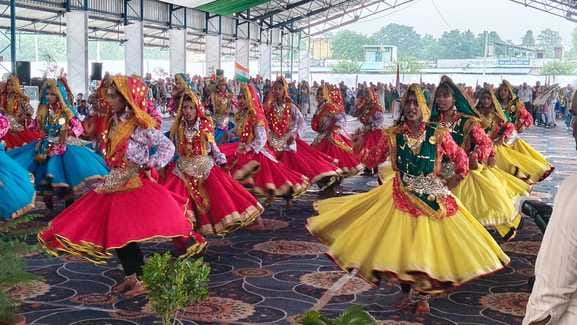 जगाधरी अनाज मंडी में ध्वजारोहण करते मंत्री अनिल विज। संवाद