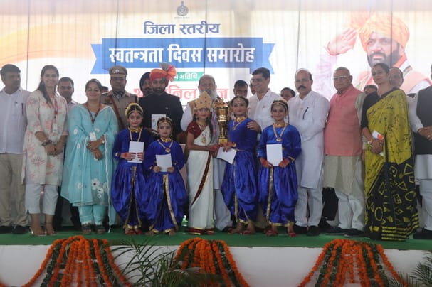 जगाधरी अनाज मंडी में ध्वजारोहण करते मंत्री अनिल विज। संवाद