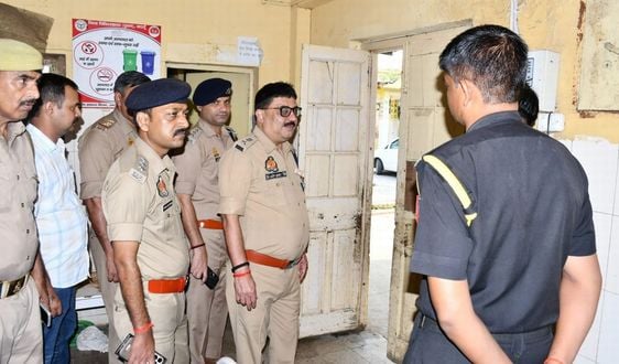 जिला अस्पताल के हड्डी वार्ड में भागे हिस्ट्रीशीटर के बेड के एंगिल में फंसी हथकड़ी को देखते आरआई जिला अस्पताल के हड्डी वार्ड में भागे हिस्ट्रीशीटर के बेड के एंगिल में फंसी हथकड़ी को देखते आरआई
