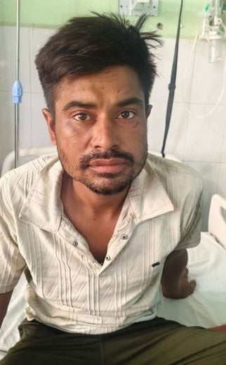जिला अस्पताल के हड्डी वार्ड में भागे हिस्ट्रीशीटर के बेड के एंगिल में फंसी हथकड़ी को देखते आरआई जिला अस्पताल के हड्डी वार्ड में भागे हिस्ट्रीशीटर के बेड के एंगिल में फंसी हथकड़ी को देखते आरआई