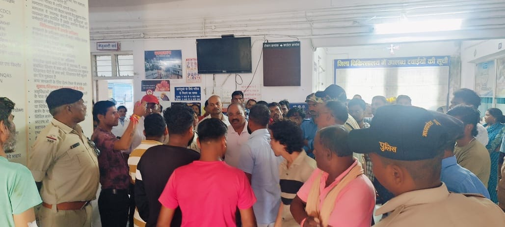 जिला चिकित्सालय में हंगामा करते हुए परिजन