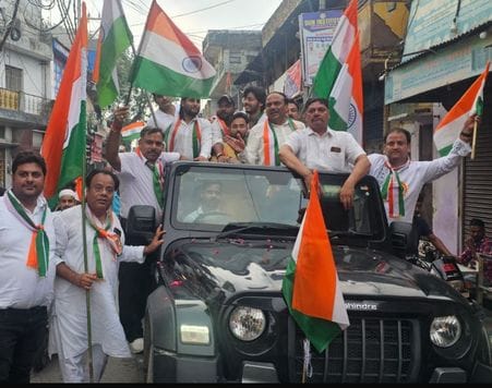 जलालाबाद मे तिरंगा यात्रा निकालते युवा। जलालाबाद मे तिरंगा यात्रा निकालते युवा।