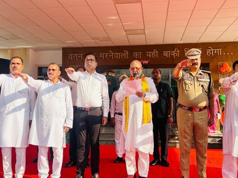 जलालाबाद मे तिरंगा यात्रा निकालते युवा। जलालाबाद मे तिरंगा यात्रा निकालते युवा।