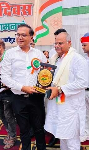 जलालाबाद मे तिरंगा यात्रा निकालते युवा। जलालाबाद मे तिरंगा यात्रा निकालते युवा।