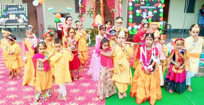 जलालाबाद मे तिरंगा यात्रा निकालते युवा। जलालाबाद मे तिरंगा यात्रा निकालते युवा।
