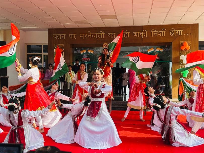जलालाबाद मे तिरंगा यात्रा निकालते युवा। जलालाबाद मे तिरंगा यात्रा निकालते युवा।