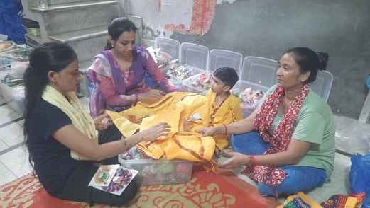 जन्माष्टमी के अवसर पर फूलों की खरीदारी करते लोग। संवाद जन्माष्टमी के अवसर पर फूलों की खरीदारी करते लोग। संवाद