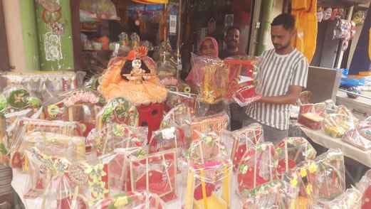 जन्माष्टमी के अवसर पर फूलों की खरीदारी करते लोग। संवाद जन्माष्टमी के अवसर पर फूलों की खरीदारी करते लोग। संवाद