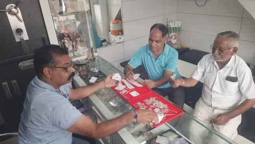 जन्माष्टमी के अवसर पर फूलों की खरीदारी करते लोग। संवाद जन्माष्टमी के अवसर पर फूलों की खरीदारी करते लोग। संवाद