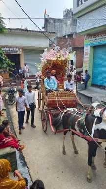 जन्माष्टमी शोभा यात्रा में शामिल झांकियां और बड़ी संख्या में दर्शक। संवाद