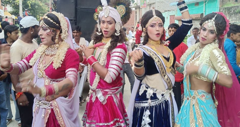 जन्माष्टमी शोभा यात्रा में शामिल झांकियां और बड़ी संख्या में दर्शक। संवाद