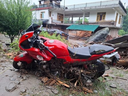 कुल्लू में हुई भारी बारिश के चलते भुंतर खोखन नाला में आई बाढ़ से पानी सड़को पर बह रहा है। अपने कुल्लू में हुई भारी बारिश के चलते भुंतर खोखन नाला में आई बाढ़ से पानी सड़को पर बह रहा है। अपने