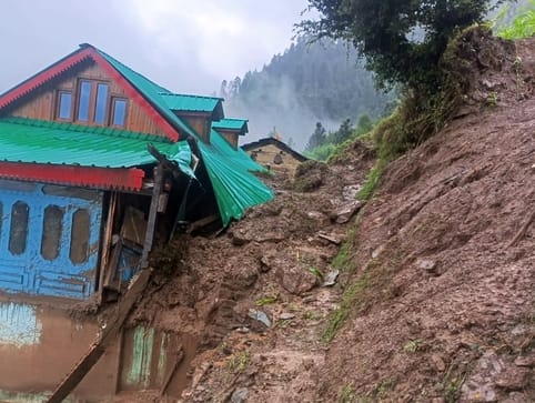 कुल्लू में हुई भारी बारिश के चलते भुंतर खोखन नाला में आई बाढ़ से पानी सड़को पर बह रहा है। अपने कुल्लू में हुई भारी बारिश के चलते भुंतर खोखन नाला में आई बाढ़ से पानी सड़को पर बह रहा है। अपने