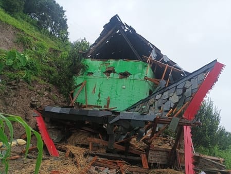 कुल्लू में हुई भारी बारिश के चलते भुंतर खोखन नाला में आई बाढ़ से पानी सड़को पर बह रहा है। अपने कुल्लू में हुई भारी बारिश के चलते भुंतर खोखन नाला में आई बाढ़ से पानी सड़को पर बह रहा है। अपने