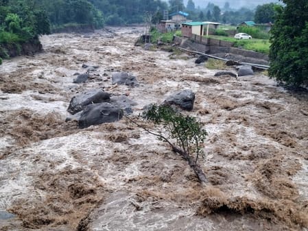 कुल्लू में हुई भारी बारिश के चलते भुंतर खोखन नाला में आई बाढ़ से पानी सड़को पर बह रहा है। अपने कुल्लू में हुई भारी बारिश के चलते भुंतर खोखन नाला में आई बाढ़ से पानी सड़को पर बह रहा है। अपने