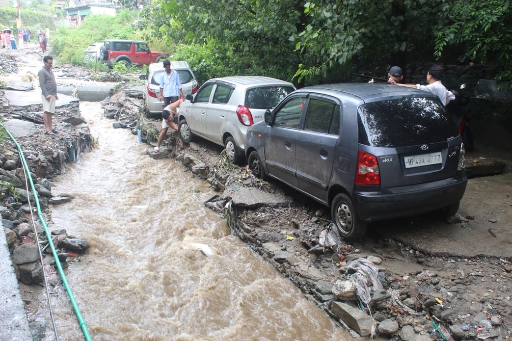 कुल्लू में हुई भारी बारिश के चलते भुंतर खोखन नाला में आई बाढ़ से पानी सड़को पर बह रहा है। अपने कुल्लू में हुई भारी बारिश के चलते भुंतर खोखन नाला में आई बाढ़ से पानी सड़को पर बह रहा है। अपने