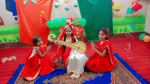लावड़ - मसूरी स्थित समिति में ध्वजारोहण करते अतिथि। स्रोत : स्वयं