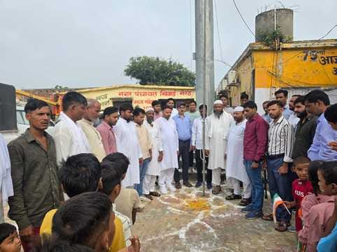 लावड़ - मसूरी स्थित समिति में ध्वजारोहण करते अतिथि। स्रोत : स्वयं