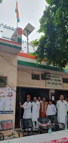 लावड़ - मसूरी स्थित समिति में ध्वजारोहण करते अतिथि। स्रोत : स्वयं