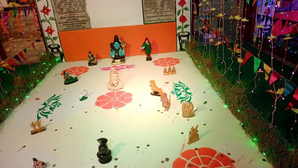 नगर के पुलिस लाइन परिसर श्रीकृष्ण जन्मोत्सव पर सजाई गई झांकी। संवाद नगर के पुलिस लाइन परिसर श्रीकृष्ण जन्मोत्सव पर सजाई गई झांकी। संवाद