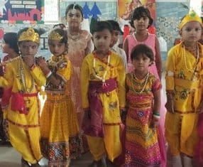 नूरपुर शिव मंदिर में जन्माष्टमी में पूजा अर्चना करती महिला श्रद्घालु। संवाद नूरपुर शिव मंदिर में जन्माष्टमी में पूजा अर्चना करती महिला श्रद्घालु। संवाद