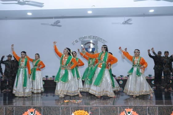 ऑक्सफोर्ड स्कूल में सांस्कृतिक कार्यक्रम प्रस्तुत करते बच्चे : स्कूल