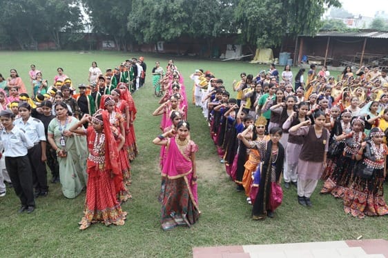 ऑक्सफोर्ड स्कूल में सांस्कृतिक कार्यक्रम प्रस्तुत करते बच्चे : स्कूल