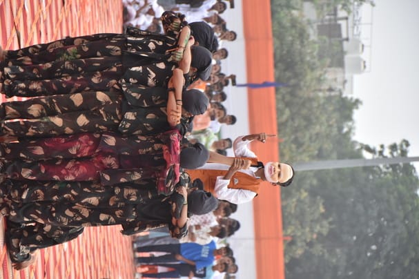 पानीपत रिफाइनरी में परेड टुकड़ियों का निरीक्षण करते कार्यकारी अधिकारी एमएल डहरिया। स्रोत : पीआ पानीपत रिफाइनरी में परेड टुकड़ियों का निरीक्षण करते कार्यकारी अधिकारी एमएल डहरिया। स्रोत : पीआ