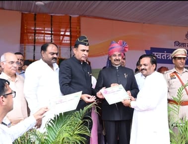 पानीपत रिफाइनरी में परेड टुकड़ियों का निरीक्षण करते कार्यकारी अधिकारी एमएल डहरिया। स्रोत : पीआ पानीपत रिफाइनरी में परेड टुकड़ियों का निरीक्षण करते कार्यकारी अधिकारी एमएल डहरिया। स्रोत : पीआ