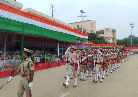 पानीपत रिफाइनरी में परेड टुकड़ियों का निरीक्षण करते कार्यकारी अधिकारी एमएल डहरिया। स्रोत : पीआ पानीपत रिफाइनरी में परेड टुकड़ियों का निरीक्षण करते कार्यकारी अधिकारी एमएल डहरिया। स्रोत : पीआ