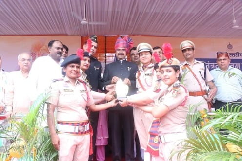 पानीपत रिफाइनरी में परेड टुकड़ियों का निरीक्षण करते कार्यकारी अधिकारी एमएल डहरिया। स्रोत : पीआ पानीपत रिफाइनरी में परेड टुकड़ियों का निरीक्षण करते कार्यकारी अधिकारी एमएल डहरिया। स्रोत : पीआ