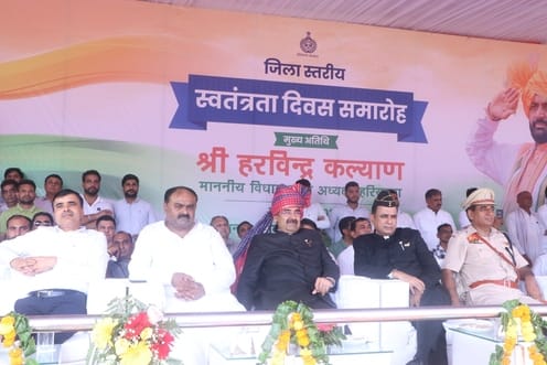 पानीपत रिफाइनरी में परेड टुकड़ियों का निरीक्षण करते कार्यकारी अधिकारी एमएल डहरिया। स्रोत : पीआ पानीपत रिफाइनरी में परेड टुकड़ियों का निरीक्षण करते कार्यकारी अधिकारी एमएल डहरिया। स्रोत : पीआ