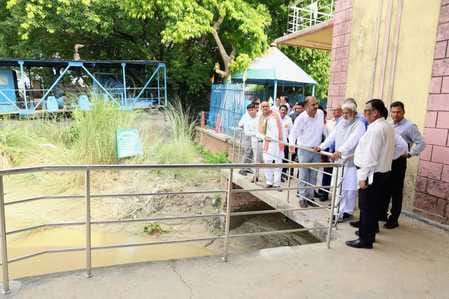 परदहां ब्लाक के पिपरीडीह बाजार में छत पर उत्पात मचाता बंदरो का झुंड।संवाद परदहां ब्लाक के पिपरीडीह बाजार में छत पर उत्पात मचाता बंदरो का झुंड।संवाद