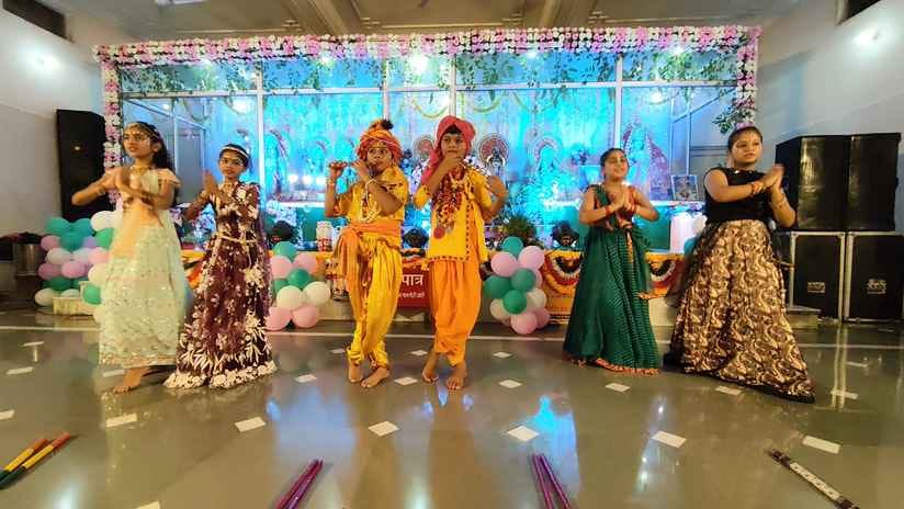 पसगवां के राम-जानकी मंदिर में सजाई गई राधा कृष्ण की झांकी। संवाद पसगवां के राम-जानकी मंदिर में सजाई गई राधा कृष्ण की झांकी। संवाद