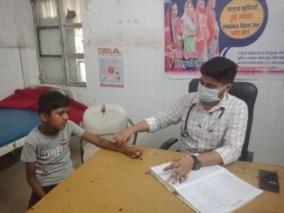 सिमौनी गांव के स्वास्थ्य केंद्र में स्वास्थ्य परीक्षण कराते मरीज। संवाद सिमौनी गांव के स्वास्थ्य केंद्र में स्वास्थ्य परीक्षण कराते मरीज। संवाद