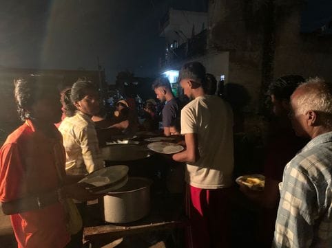 सिमरन विहार स्थित जाहर वीर गोगा महाराज की माड़ी पर बाबा के भजनों का गुणगान करते गायक। स्वयं