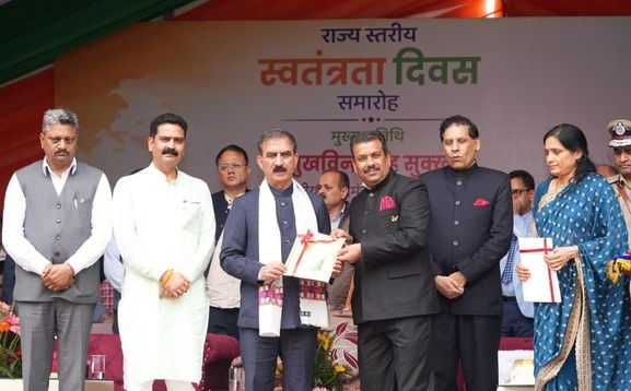 सरकाघाट में राज्य स्तरीय स्वतंत्रता दिवस समारोह में छाता लेकर खड़े लोग। संवाद सरकाघाट में राज्य स्तरीय स्वतंत्रता दिवस समारोह में छाता लेकर खड़े लोग। संवाद