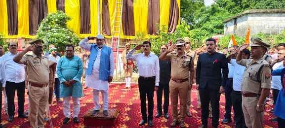 स्वतंत्रता दिवस पर कलेक्ट्रेट परिसर में ध्वजारोहण करते जिलाधिकारी एमपी सिंह।आयोजक स्वतंत्रता दिवस पर कलेक्ट्रेट परिसर में ध्वजारोहण करते जिलाधिकारी एमपी सिंह।आयोजक