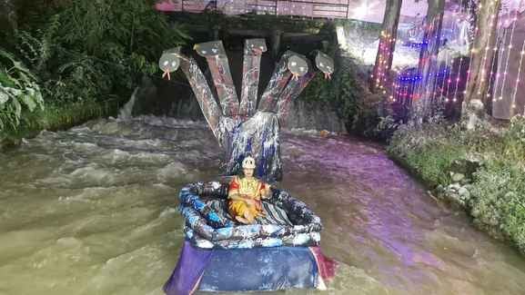 श्री कृष्ण जन्माष्टमी के उपलक्ष में नीलकंठ मंदिर द्वारा निकाली गई झांकी जो पूरे बसोली नगर से हो श्री कृष्ण जन्माष्टमी के उपलक्ष में नीलकंठ मंदिर द्वारा निकाली गई झांकी जो पूरे बसोली नगर से हो