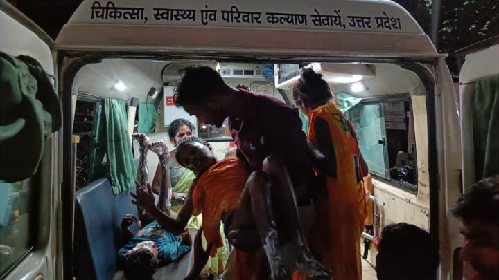 टेंगरिहा राजा गांव में गैस रिसाव से आग लगने से झुलसे बच्चे को लेकर अस्पताल पहुंचे परिजन। टेंगरिहा राजा गांव में गैस रिसाव से आग लगने से झुलसे बच्चे को लेकर अस्पताल पहुंचे परिजन।
