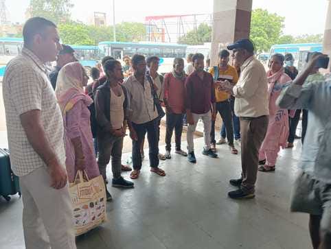 अंबाला कैंट के रेलवे स्टेशन पर यात्रियों को नशे के बारे में जागरूक करते हुए मुलाजिम: पुलिस पीआर अंबाला कैंट के रेलवे स्टेशन पर यात्रियों को नशे के बारे में जागरूक करते हुए मुलाजिम: पुलिस पीआर