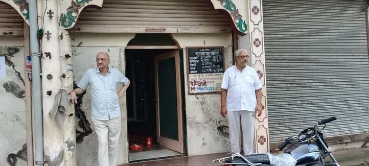 अंबाला सिटी के हनुमान मंदिर में चोरों द्वारा तोड़ी गई अलमारी में बिखरा सामान: स्वयं अंबाला सिटी के हनुमान मंदिर में चोरों द्वारा तोड़ी गई अलमारी में बिखरा सामान: स्वयं