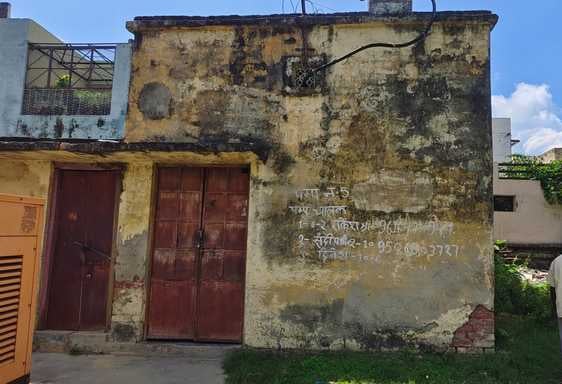 बीएसए कार्यालय के पास नगर पालिका का जर्जर ट्यूबवेल। संवाद