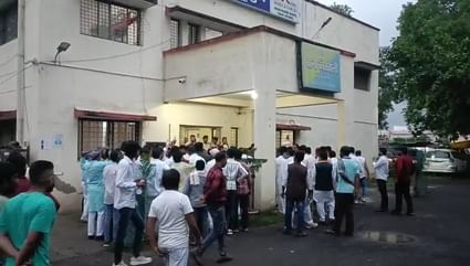 कांग्रेस जिला अध्यक्ष निलय डागा का थाने में धरना, तिरंगे के अपमान पर हंगामा
