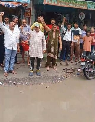 फोटो 12. सोनीपत में ओल्ड डीसी रोड पर गड्डे में ई-रिक्शा पलटने से गिरी महिला। स्रोत: वीडियोग्रैब फोटो 12. सोनीपत में ओल्ड डीसी रोड पर गड्डे में ई-रिक्शा पलटने से गिरी महिला। स्रोत: वीडियोग्रैब
